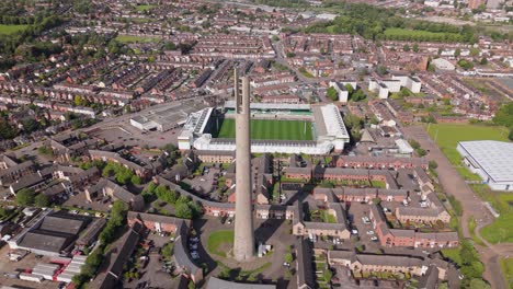 Vista-Aérea-Del-Estadio-De-Rugby-De-Los-Northampton-Saints-En-órbita-Alrededor-Del-Campo-Del-Equipo-De-La-Ciudad-Y-La-Torre-De-Elevación-Nacional