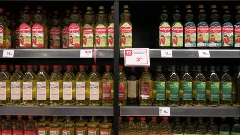 Flaschen-Mit-Spanischem-Olivenöl-Zum-Kochen-Der-Marken-Carbonell,-Coosur,-Hojiblanca-Und-El-Corte-Ingles-Stehen-In-Einem-Supermarkt-In-Spanien-Zum-Verkauf