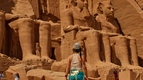 Frau-Bewundert-Den-Großen-Tempel-Von-Ramses-II.-In-Abu-Simbel-Mit-Geschnitzten-Statuen