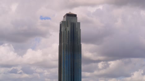 Low-angle-view-of-the-tall-The-Williams-Tower-skyscraper-building-in-Houston,-Texas