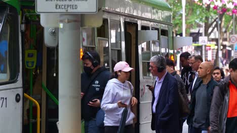 Zustrom-Von-Passagieren,-Die-An-Der-Haltestelle-Entlang-Der-Swanston-Street-Im-Geschäftigen-Zentralen-Geschäftsviertel-Von-Melbourne-Aus-Der-Straßenbahn-Aus--Und-Einsteigen