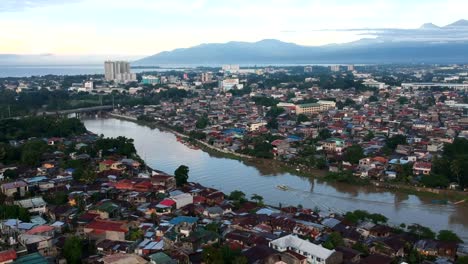 El-Dron-Captura-Una-Vista-Aérea-Cinematográfica-Del-Horizonte-De-La-Ciudad-Capital,-Con-Un-Río-Que-Serpentea-Elegantemente-En-Medio-De-Ella.