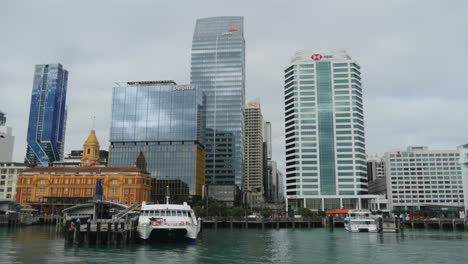 La-Icónica-Terminal-De-Ferry-Y-El-Distrito-Central-De-Negocios-De-Auckland,-Nueva-Zelanda