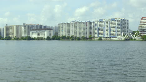 Marine-Drive-Kochi,-Vista-De-Ernakulam-Desde-El-Agua,-Vistas-De-Los-Edificios-De-La-Costa-Frente-Al-Agua