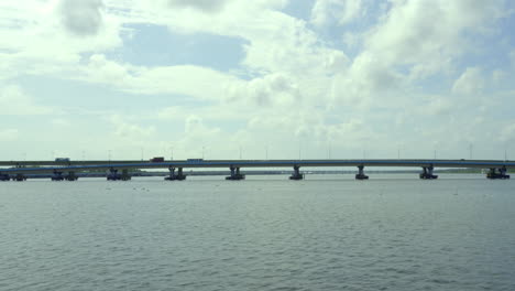 Puente-Largo-En-El-Lago-Periyar-En-Marine-Drive-Kochi,-Ernakulam-Vista-Desde-El-Agua