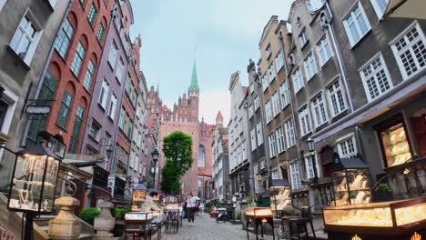 Calle-Mariacka-Famosa-Por-Sus-Ventas-De-ámbar-Y-Oro,-Ciudad-De-Gdańsk