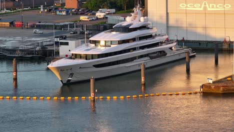 Oceano-Superyacht-Bau,-Stadtlage,-Trockendock-Anlage,-Luftaufnahme