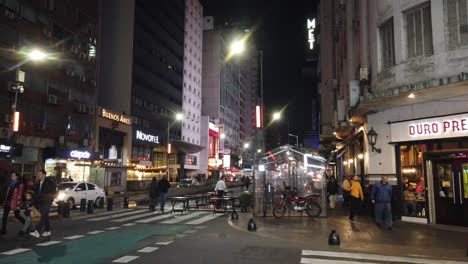 Menschen-Gehen-Auf-Der-Corrientes-Avenue-Im-Stadtzentrum-Von-Buenos-Aires,-Argentinien-Bei-Nacht,-Verkehr-Beleuchtete-Innenstadt