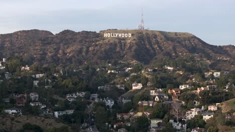 Aufbau-Einer-Aufsteigenden-Luftaufnahme-Des-Berühmten-Hollywood-Schriftzugs-über-Einem-Wohnviertel