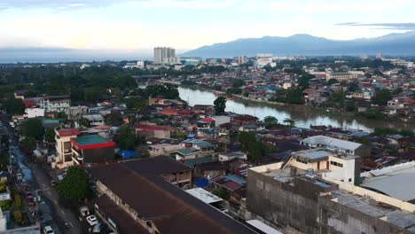 Las-Tomas-Aéreas-De-Drones-Capturan-El-Horizonte-De-La-Ciudad-Y-El-Paisaje-De-La-Capital-En-El-Sur-De-Mindanao,-Ofreciendo-Un-Impresionante-Panorama-Urbano.