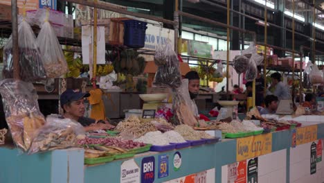 Slow-pan-of-vendors-at-stalls-at-Indonesian-food-and-spice-market