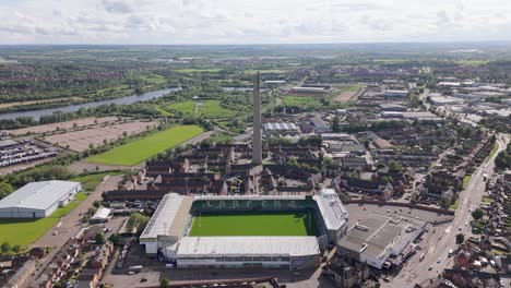 Vista-Aérea-Hacia-El-Campo-Del-Equipo-Del-Estadio-De-Rugby-De-Los-Northampton-Saints-Y-El-Punto-De-Referencia-De-La-Torre-De-Elevación-Nacional