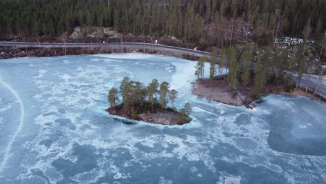 Vista-Temprano-En-La-Mañana-Del-Deshielo-Del-Hielo-Del-Lago-En-Noruega