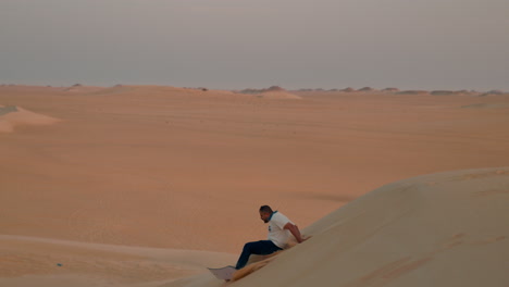Hombre-Intenta-Hacer-Sandboarding-En-Las-Dunas-Del-Desierto-Del-Sahara-Y-Se-Cae.