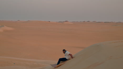 Mann-Probiert-Sandboarding-In-Den-Dünen-Der-Sahara-Aus-Und-Stürzt