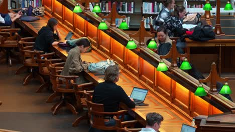 Personas-Estudiando-Y-Aprendiendo-Dentro-De-La-Majestuosa-Sala-De-Lectura-La-Trobe-En-La-Biblioteca-Estatal-Victoria,-Distrito-Central-De-Negocios-De-Melbourne,-Foto-Conceptual-De-La-Deuda-De-Los-Estudiantes-Australianos