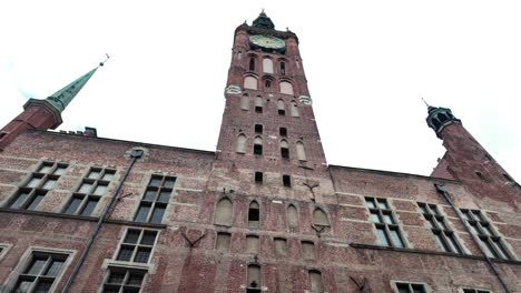 Ciudad-De-Gdańsk,-Torre-Del-Ayuntamiento-Con-Reloj,-Polonia