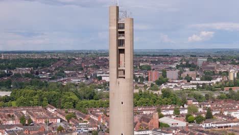 Blick-Nach-Unten-Auf-Den-Northampton-National-Lift-Tower,-Luftaufnahme,-Um-Das-Saints-Rugby-Stadium-Team-Ground-Zu-Zeigen