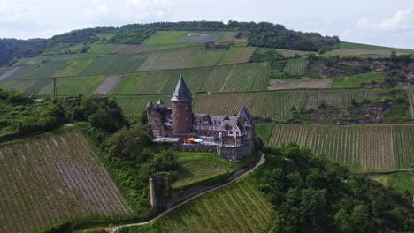 Medieval-Stahleck-Castle-Hotel-atop-Vineyards-Hills-in-Bacharach,-Germany