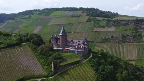 Mittelalterliches-Schlosshotel-Stahleck-Auf-Weinbergen-In-Bacharach,-Deutschland