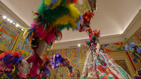 Maniquíes-Adornados-Con-Vibrantes-Trajes-De-Carnaval-En-Una-Habitación-Con-Motivos-Decorativos