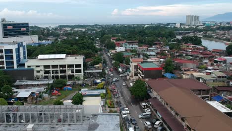 Un-Dron-Captura-Una-Vista-Aérea-Desde-Arriba-De-La-Ciudad-De-Davao,-Mostrando-Su-Vibrante-Paisaje-Urbano-Y-Su-Exuberante-Vegetación.