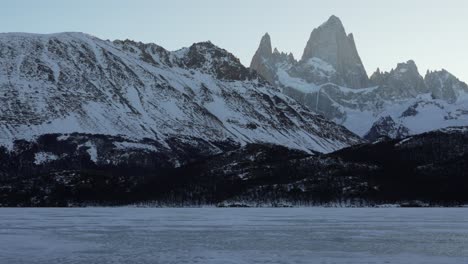 Vista-Panorámica-Ampliada-Del-Monte-Fitz-Roy-Desde-Laguna-Capri,-Patagonia,-Argentina