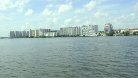 Marine-Drive-Kochi,-Ernakulam,-Blick-Vom-Wasser,-Blick-Auf-Die-Gebäude-Am-Ufer