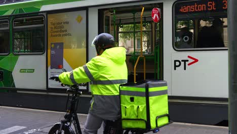 Los-Pasajeros-Que-Suben-Al-Tranvía-En-La-Parada-Frente-A-La-Biblioteca-Estatal-Victoria-En-Swanston-Street,-En-La-Zona-Libre-De-Tranvías-Del-Bullicioso-Distrito-Central-De-Negocios-De-Melbourne.