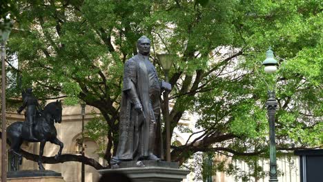 Estatua-Histórica-De-Sir-Redmond-Barry-Para-Conmemorar-Al-Fundador-De-La-Biblioteca-Estatal-Victoria-Ubicada-En-La-Explanada-De-La-Ciudad-De-Melbourne.