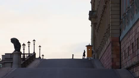 Guardia-Real-Parada-Junto-Al-Palacio-De-Estocolmo-En-Suecia,-Punto-De-Vista-Desde-La-Pendiente-Del-León,-Toma-Estática-De-ángulo-Bajo