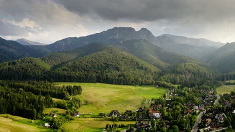 Malerischer-Blick-Auf-Ländliche-Siedlungen-In-Zakopane-In-Der-Nähe-Des-Strażyska-Tals-Im-Tatra-Nationalpark,-Polen