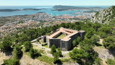 Establecimiento-De-Vistas-Aéreas-De-Drones,-La-Ciudad-De-Toulon-Y-Fort-Faron-En-La-Montaña