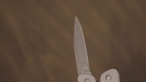 Examining-a-knife-edge-from-a-Multi-Tool