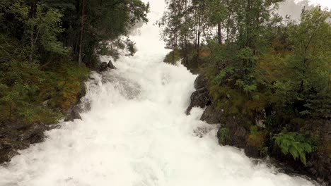 Überschwemmungen-In-Norwegen,-Wasserstrom-In-Der-Nähe-Des-Langfoss-Wasserfalls,-Statische-Aufnahme