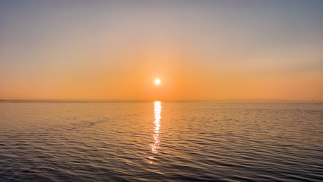 Jetski-Abenteuer-Bei-Sonnenuntergang:-Entspannte-Fahrt-Auf-Ruhigem-Meer