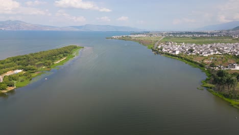 Magnificent-drone-footage-of-Er-Hai-in-Dali,-Yunnan,-China