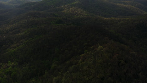 Aerial-panning-up-to-Looking-Glass-Rock-in-Blue-Ridge-Mountains-North-Carolina