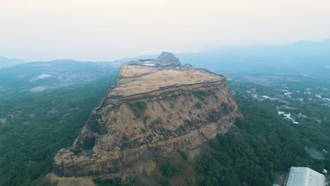 Fuerte-Raigarh-En-La-Ciudad-Del-Valle-De-Aamby-Se-Eleva-Sobre-Un-Complejo-En-Pune-Al-Amanecer,-India