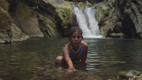 En-La-Isla-De-Trinidad,-Una-Joven-En-Bikini-Disfruta-De-La-Cascada-Y-El-Río.