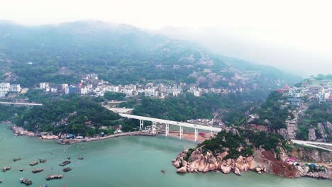 Vista-Aérea-De-La-Ladera-De-La-Ciudad-De-Xiapu,-Provincia-De-Fujian,-China.