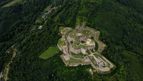 Fortaleza-Fortificación-De-Silver-Mountain-En-Silver-Mountain,-Voivodato-De-Baja-Silesia,-Polonia