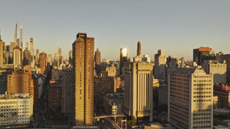 Nyc-Nueva-York-Antena-V374-Drone-Sobrevuelo-Del-Río-Este-Capturando-El-Paisaje-Urbano-De-Lenox-Hill-En-El-Lado-Este-Superior-De-Manhattan-Y-Vistas-Del-Parque-Central-Al-Amanecer---Filmado-Con-Mavic-3-Pro-Cine---Septiembre-De-2023