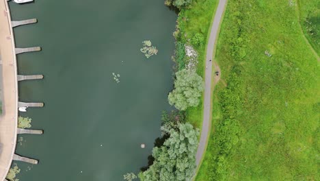 Top-view-of-St-Neots-Barford-Road-beside-a-lake-in-East-Sussex,-England