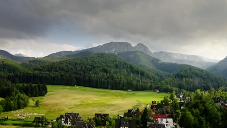 Vista-Panorámica-De-La-Ciudad-De-Zakopane-En-El-Valle-De-Strążyska,-Montañas-Tatra,-Polonia