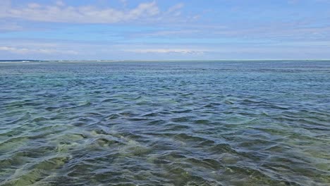 Pazifischer-Ozean-Vor-Der-Küste-Fidschis,-Mit-Ruhigem,-Klarem-Wasser-Unter-Einem-Teilweise-Bewölkten-Himmel
