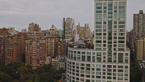 NYC-New-York-Luftaufnahme-V225,-Überflugverfolgung-Entlang-Der-Uferpromenade-Upper-West-Side-Manhattan,-Erfassung-Historischer-Brownstone-Apartments-Aus-Der-Vorkriegszeit-Und-Moderner-Eigentumswohnungen-–-Aufgenommen-Mit-Inspire-3-8k-–-September-2023