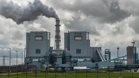 Timelapse-De-Fábrica-Arrojando-Humo,-Contaminación-En-Eemshaven,-Países-Bajos