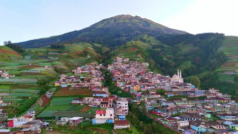 Housing-at-the-foot-of-the-mountain-with-a-beautiful-atmosphere,-neat-structure-and-full-of-bright-colors