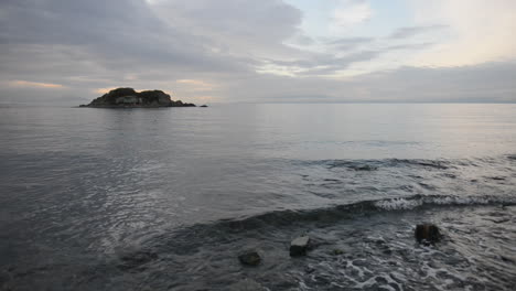 Una-De-Las-Islas-De-Chozas-En-Piper&#39;s-Lagoon,-BC